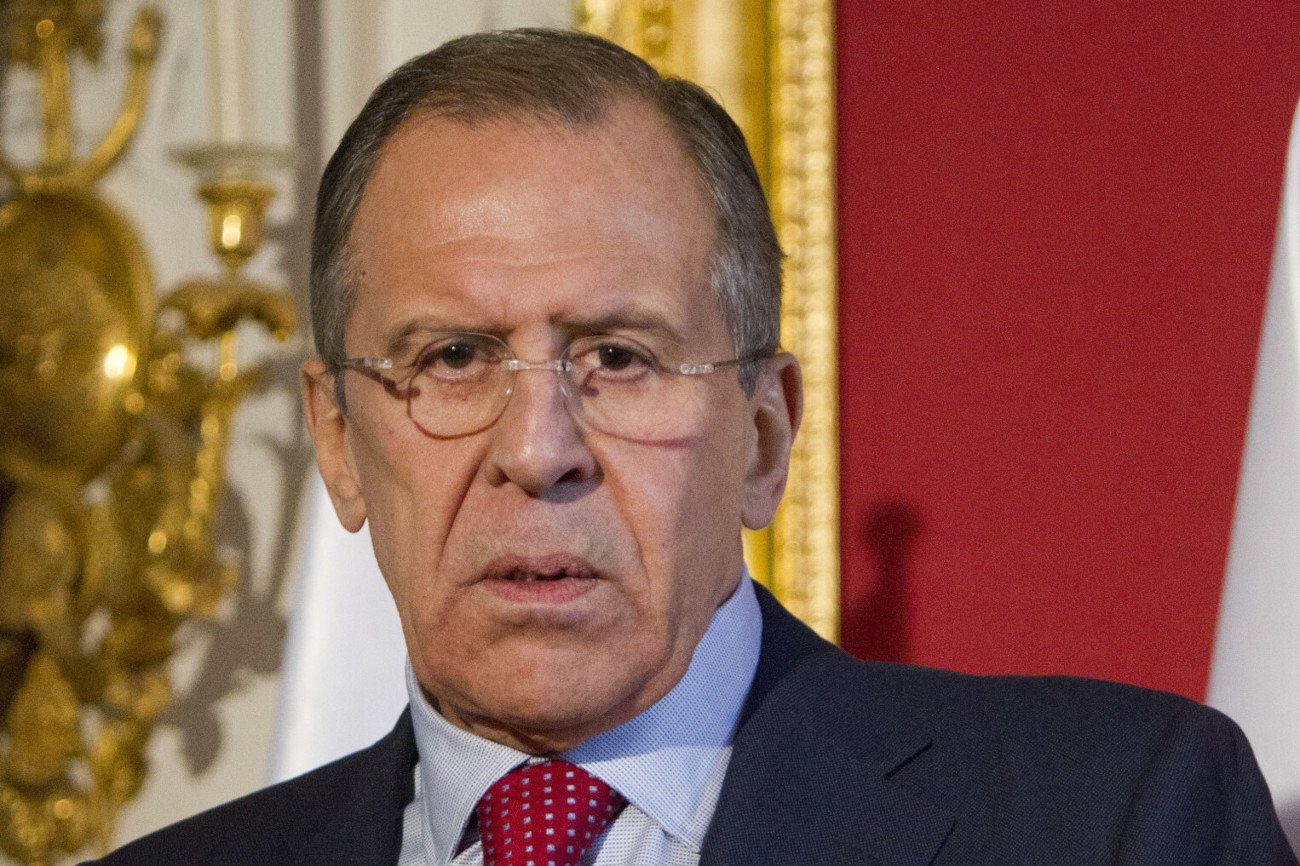 Agencja AP poinformowała, powołując się na informacje zdobyte od indonezyjskich urzędników, że szef rosyjskiego MSZ trafił do szpitala po wylądowaniu na Bali.