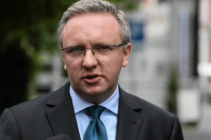 Krzysztof Szczerski poinformował o dwóch samolotach, które lecą z Chin do Polski.