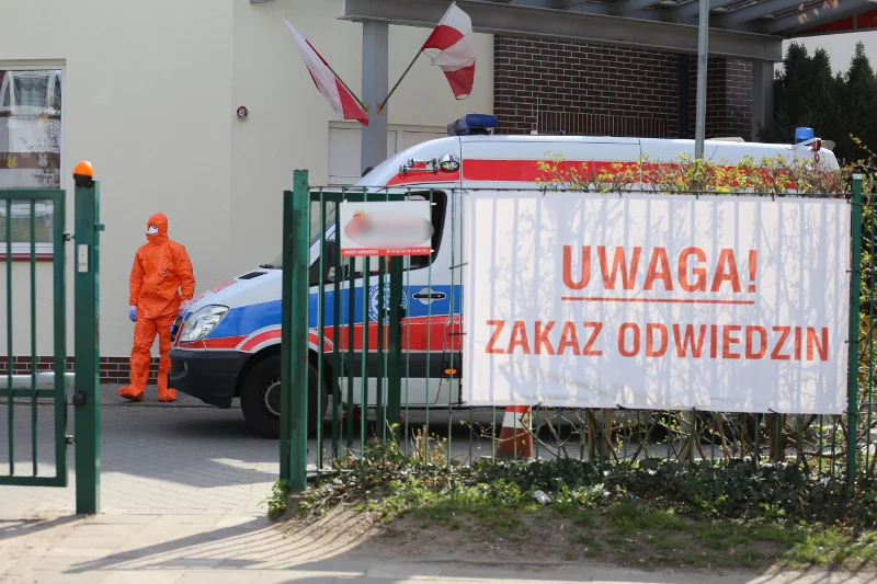 Nysa: pacjent z Prudnika zmarł w karetce przed szpitalem. Miał koronawirusa