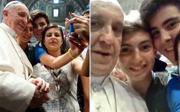 Do fotograficznego szaleństwa dołączył nawet papież Franciszek, który znalazł się na jednej z takich fotografii.