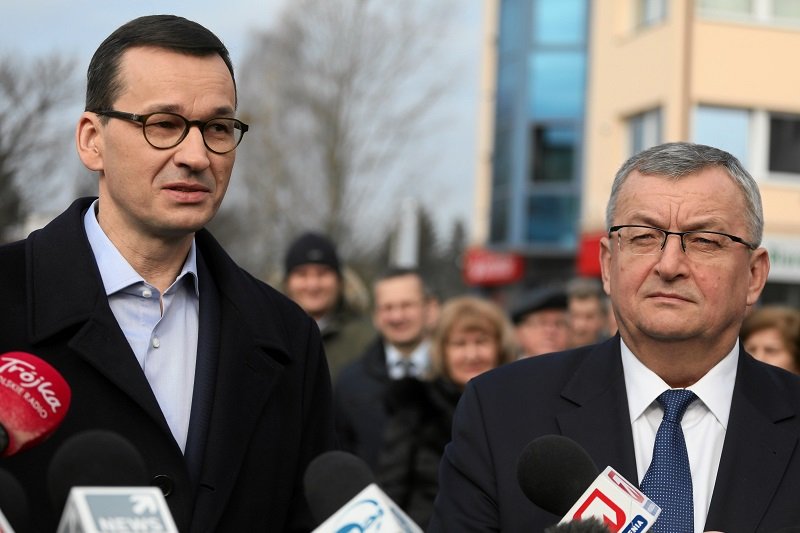 Minister infrastruktury podwyższa stawkę opłaty paliwowej na 2020 rok dla benzyny, oleju napędowego i gazu. Opozycja jest oburzona.