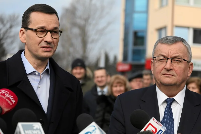 Minister infrastruktury podwyższa stawkę opłaty paliwowej na 2020 rok dla benzyny, oleju napędowego i gazu. Opozycja jest oburzona.