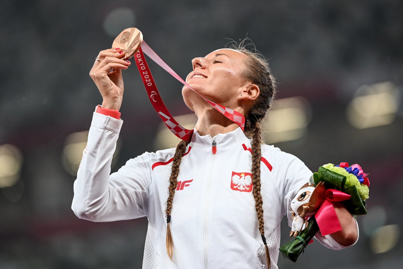 Alicja Jeromin z uczuciem spoglądająca na swój ósmy medal paraolimpijski w karierze.