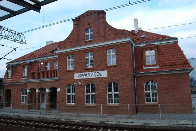 Dużym wyzwaniem była renowacja drewnianych balustrad, framug okiennych oraz schodów.