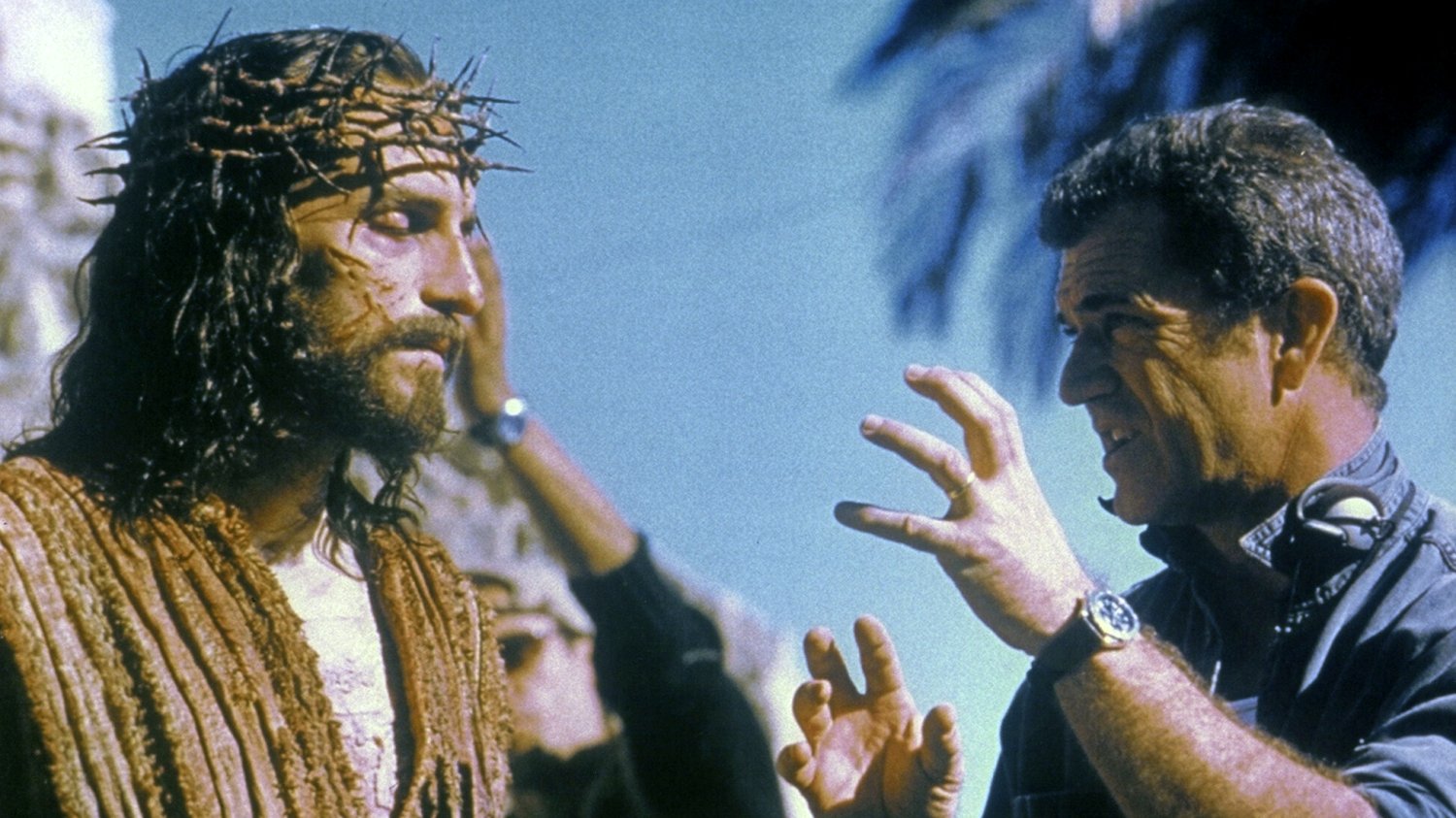 Dlaczego "Pasja" w reżyserii Mela Gibsona była kontrowersyjna? Jim Caviezel i Mel Gibson na planie filmu "Pasja".
