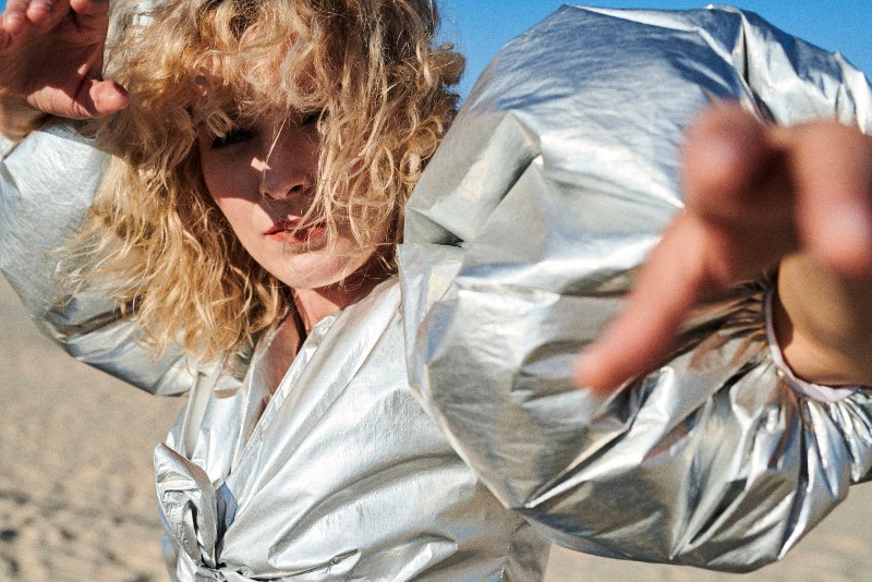 Mela Koteluk nie chciała zostać piosenkarką, Dzisiaj to scena jest tym, co ją napędza.