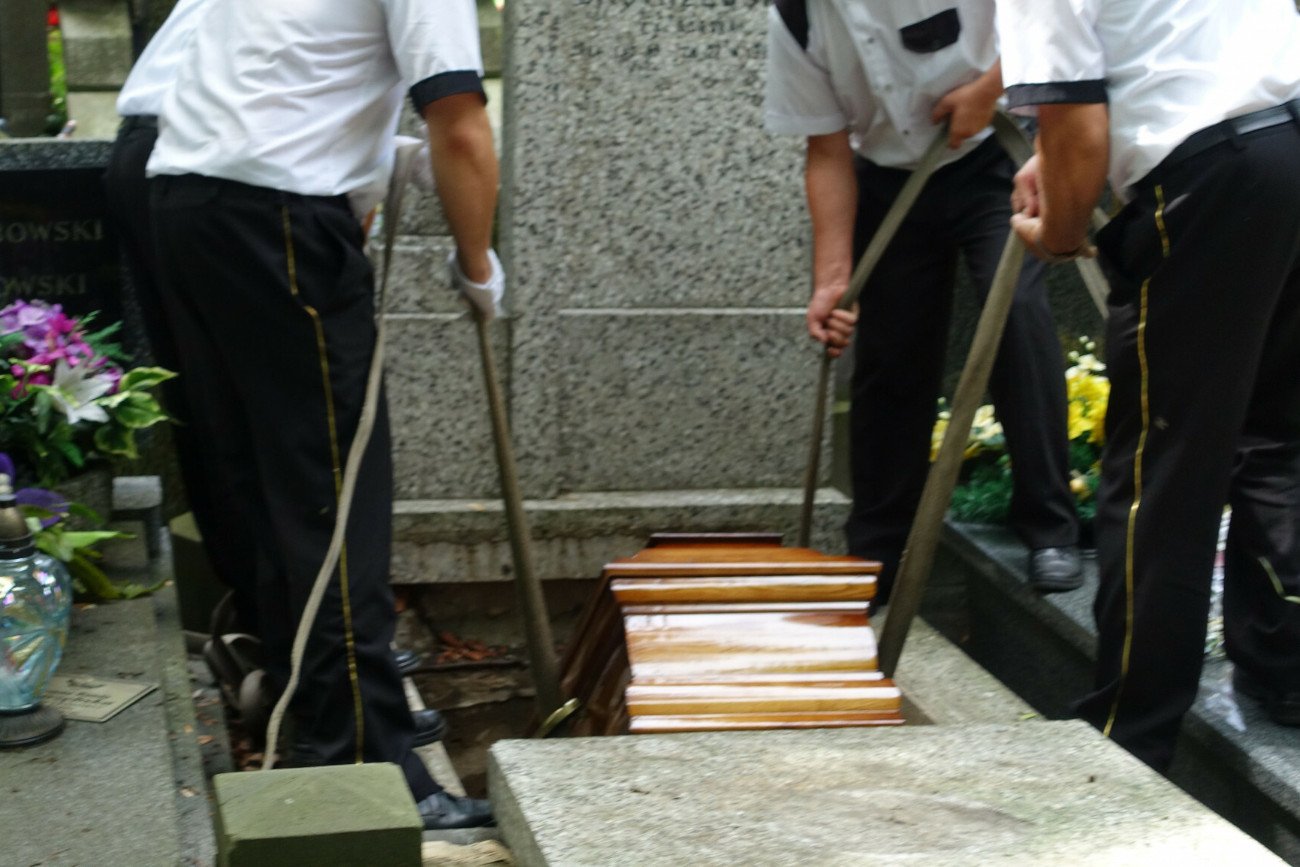 Łódzka kuria po raz kolejny poszła na ugodę ws. cen pogrzebu na Brzezinach. (Zdjęcie jest ilustracją do tekstu)