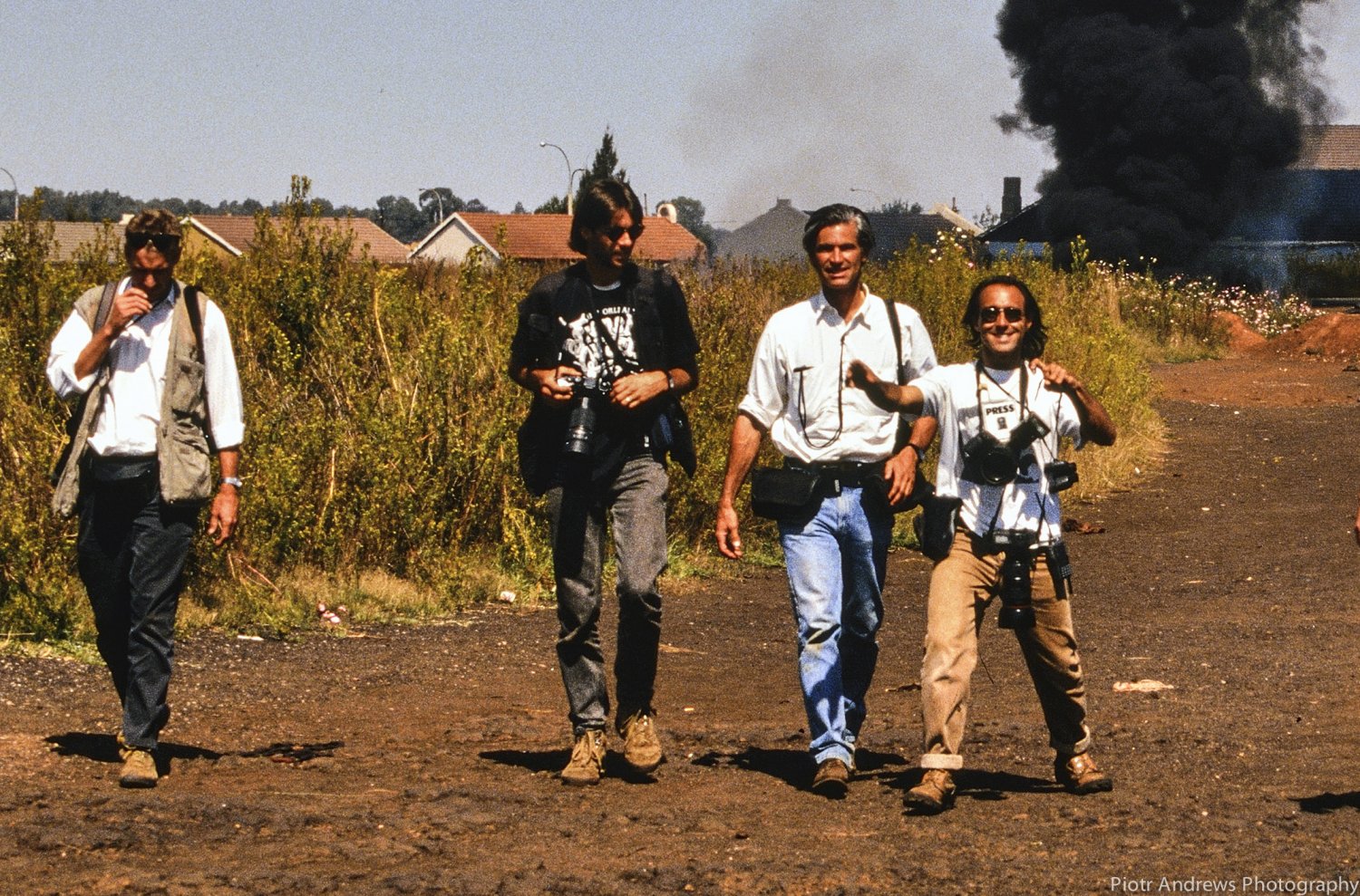 Ken Oosterbroek (drugi od lewej) James Nachtway oraz Joao Silva podczas zdjęć w Takozie w dniu śmierci Kena Oosterbroeka.