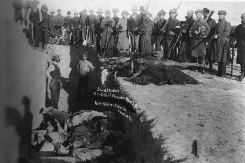 Masowy grób Indian zamordowanych w Masakrze nad Wounded Knee w Dakocie Południowej w 1890 roku