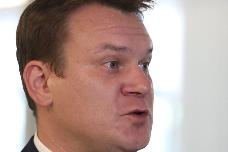 Poseł Dominik Tarczyński (PiS) wstawił się za muzykami oskarżonymi o zgwałcenie kobiety. Obrońca jednego z nich twierdzi, że to właśnie dzięki wstawiennictwu polityka sąd zwolnił ich z aresztu.