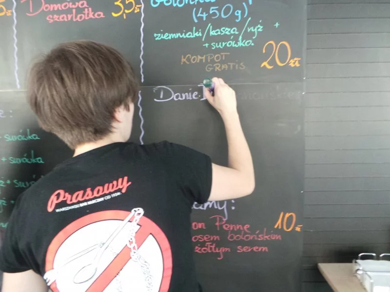 "Król barów mlecznych". Zreanimował Prasowy, chce wskrzesić kolejne. "Bary mleczne będą wizytówką i awangardą stolicy". Na zdjęciu Kamil Hagemajer