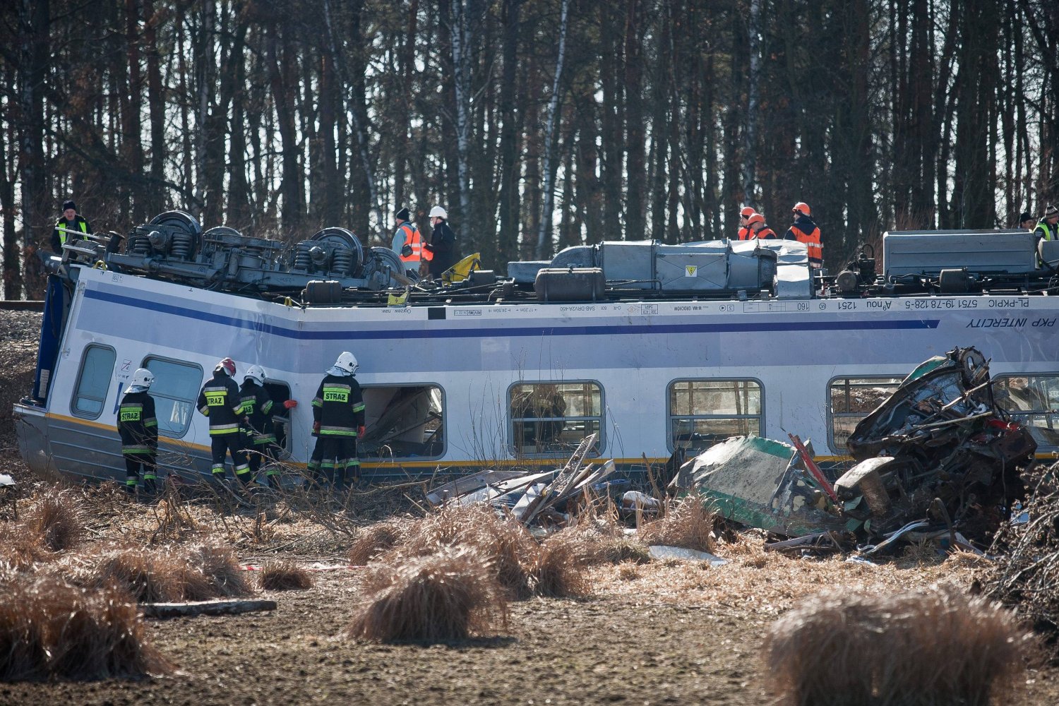 Wrak jednego z wagonów, ściągnięty z torów po zdarzeniu.