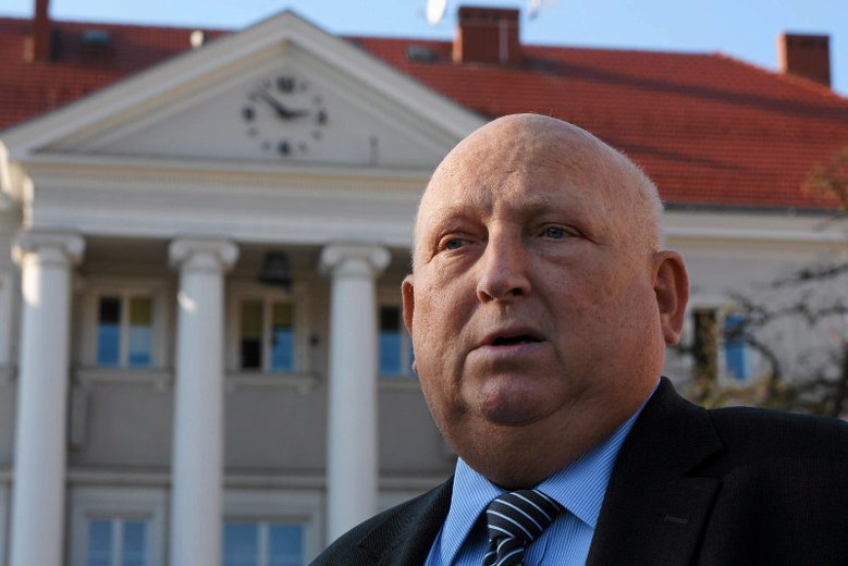 W Nowym Sączy część radnych chce odebrać Józefowi Oleksemu tytuł honorowego obywatela miasta, który przyznano mu pośmiertnie.