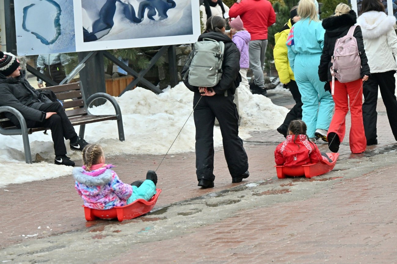 Brak śniegu w Zakopanem. Turyści odwołują rezerwacje.