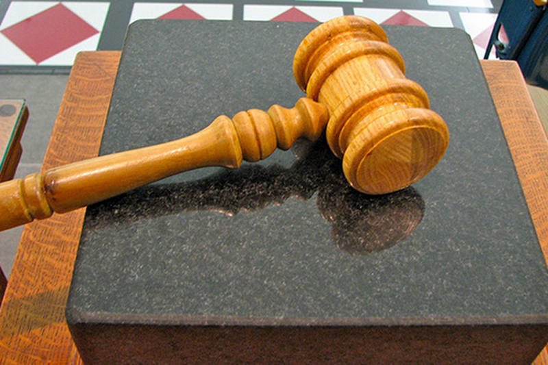 Na aukcji w Koluszkach kupisz wszystko, od wyszczuplającego gorsetu po godło państwowe.