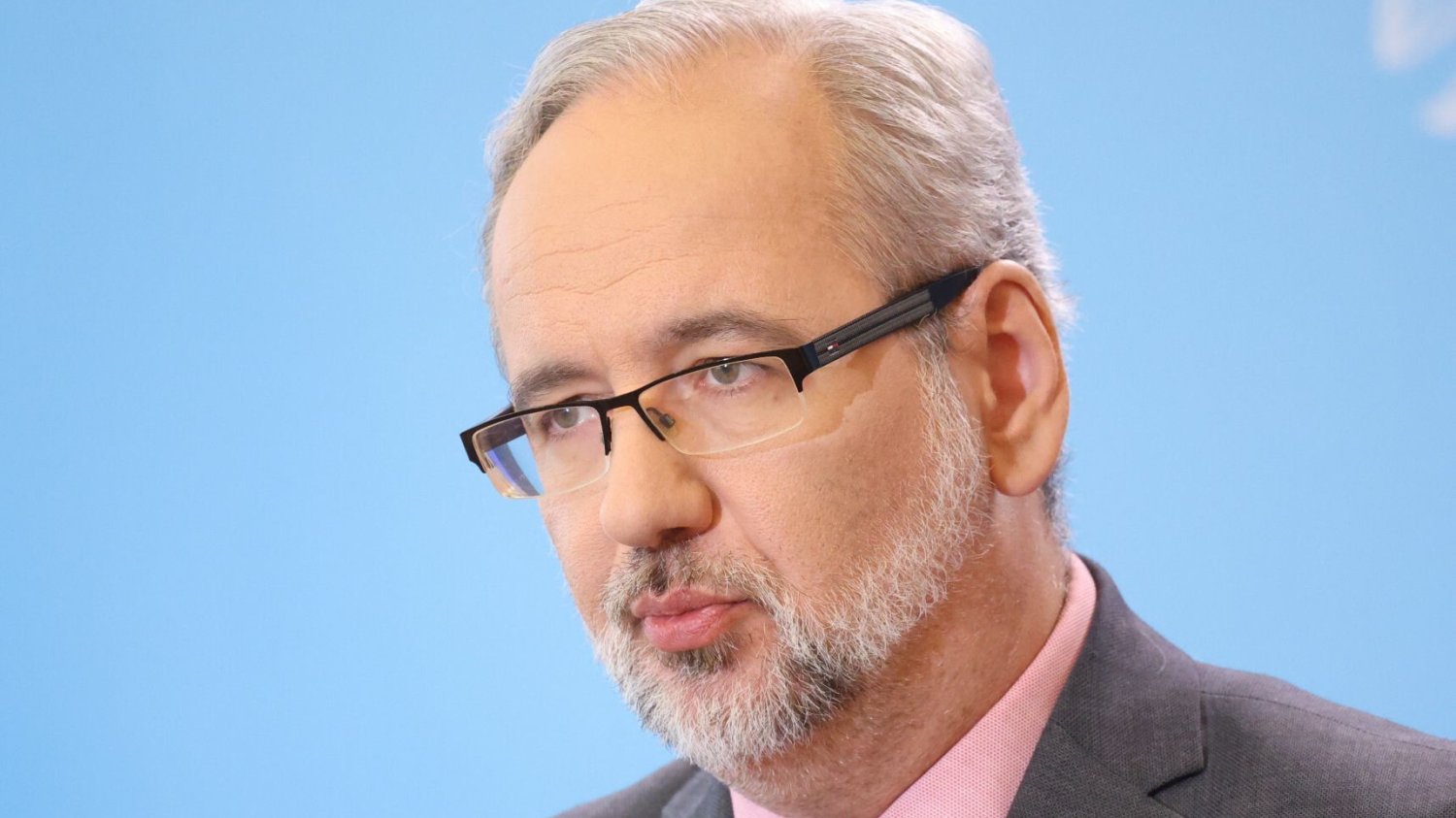 Adam Niedzielski zapowiada powrót restrykcji.