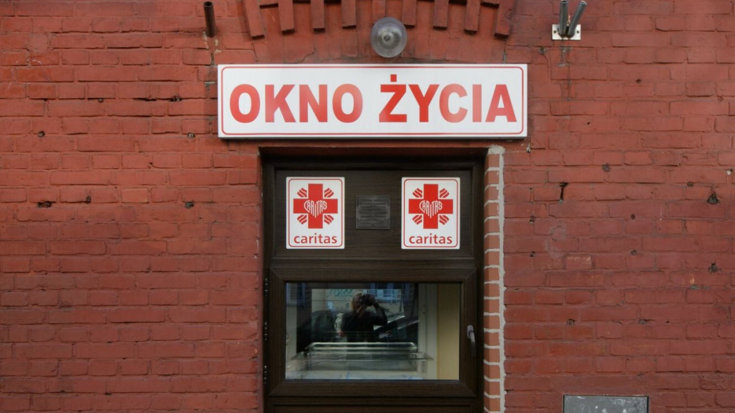 Kilkumiesięczny chłopiec w oknie życia w Świdnicy. Była przy nim kartka. Dziecko w oknie życia w Świdnicy. Przy chłopcu znaleziono kartkę.