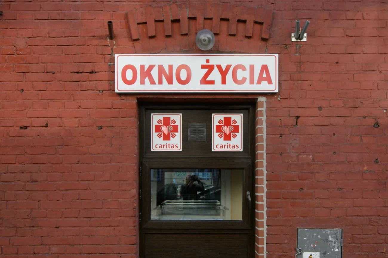 Dziecko w oknie życia w Świdnicy. Przy chłopcu znaleziono kartkę.