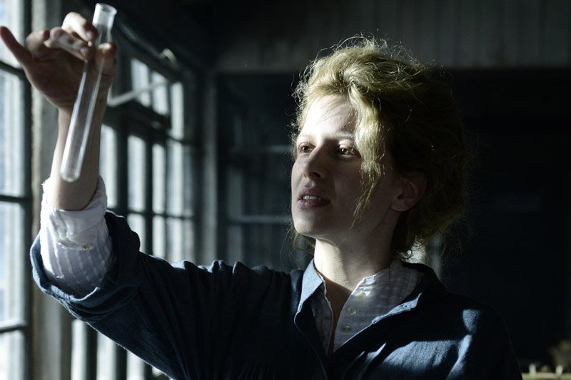 Karolina Gruszka jako Maria Skłodowska-Curie.