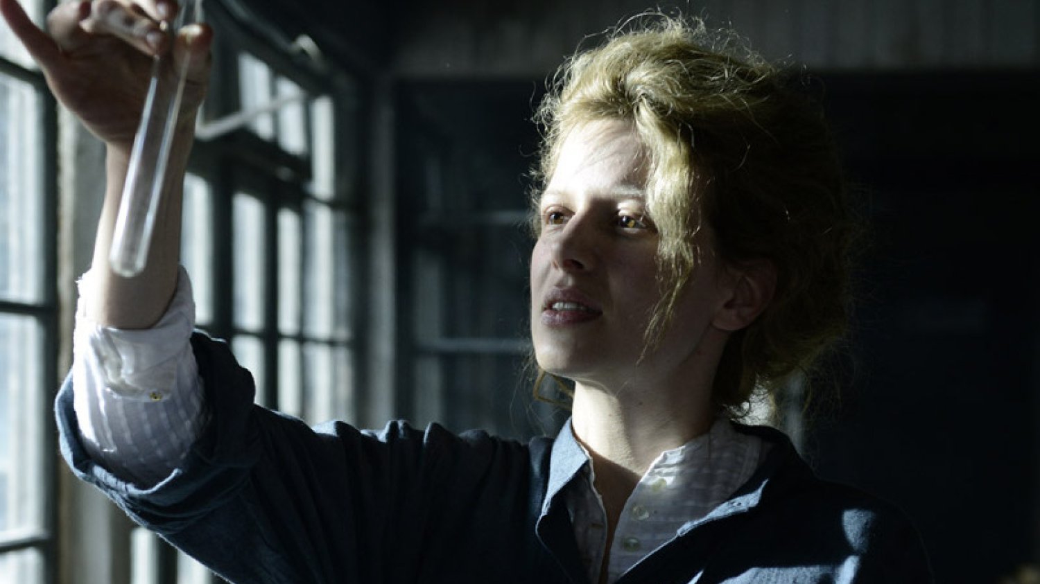 Karolina Gruszka jako Maria Skłodowska-Curie.