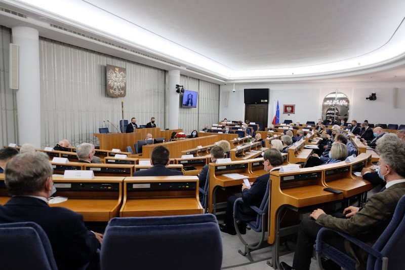 Senat bez poprawek i bez preambuły przyjął w czwartek wieczorem ustawę ratyfikującą unijny Fundusz Odbudowy. Jeden z senatorów KO się pomylił, drugi nie wziął udziału w głosowaniu.