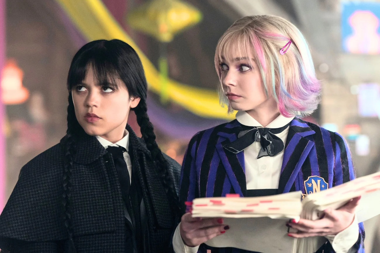 Jenna Ortega i Emma Myers w serialu "Wednesday"