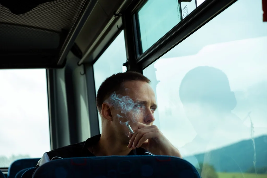 Zarówno filmowy, jak i prawdziwy/fałszywy ksiądz lubili popalać papierosy