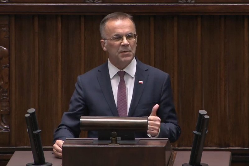 Jarosław Sellin stawia znak równości między rządem PiS i Polską?