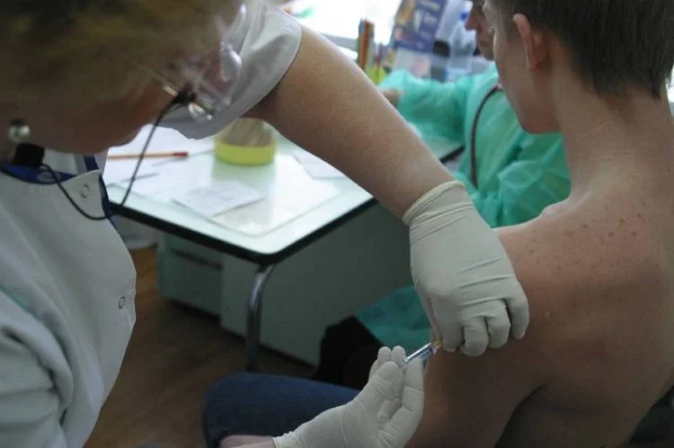 Szef gorzowskiego pogotowia, chciał szczepić ratowników. Spotkał go hejt.