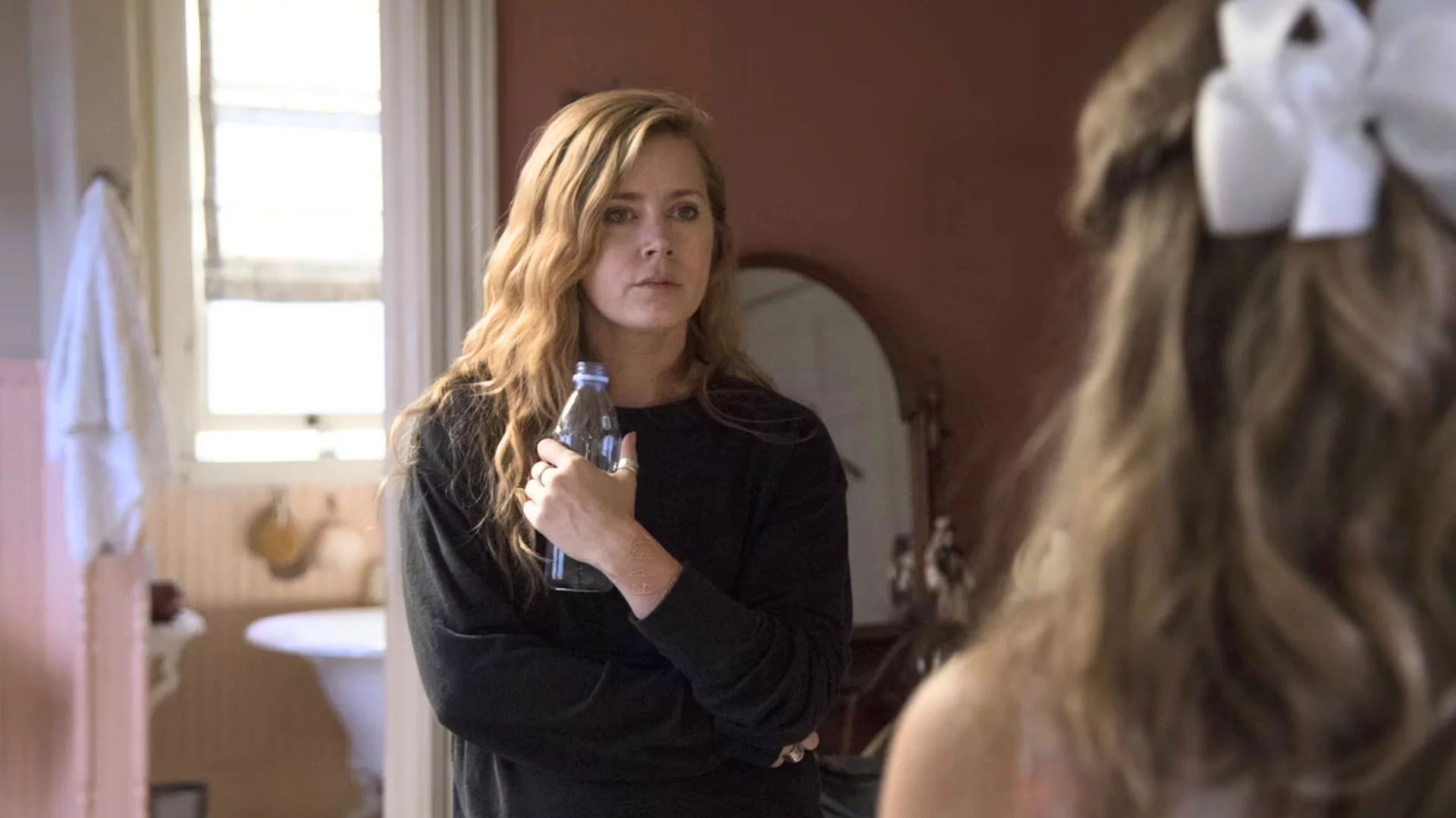 Gdzie obejrzeć serial "Ostre przedmioty"? To najlepszy kryminał 2018 roku Amy Adams i Eliza Scanlen w serialu "Ostre przedmioty"