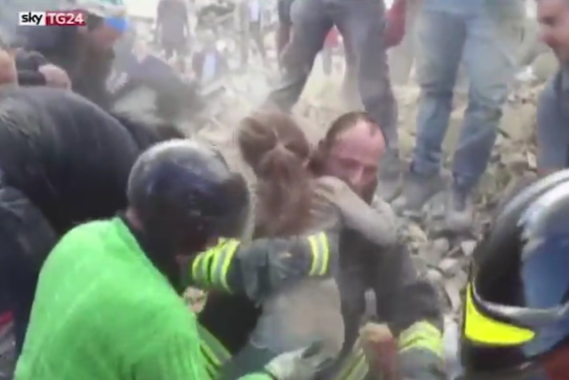 W trzęsieniu ziemi we Włoszech zginęło co najmniej 247 osób, jedną z ocalonych jest 10-letnia dziewczynka. Ratownicy wyciągnęli ją spod gruzów 17 godzin po pierwszym wstrząsie.