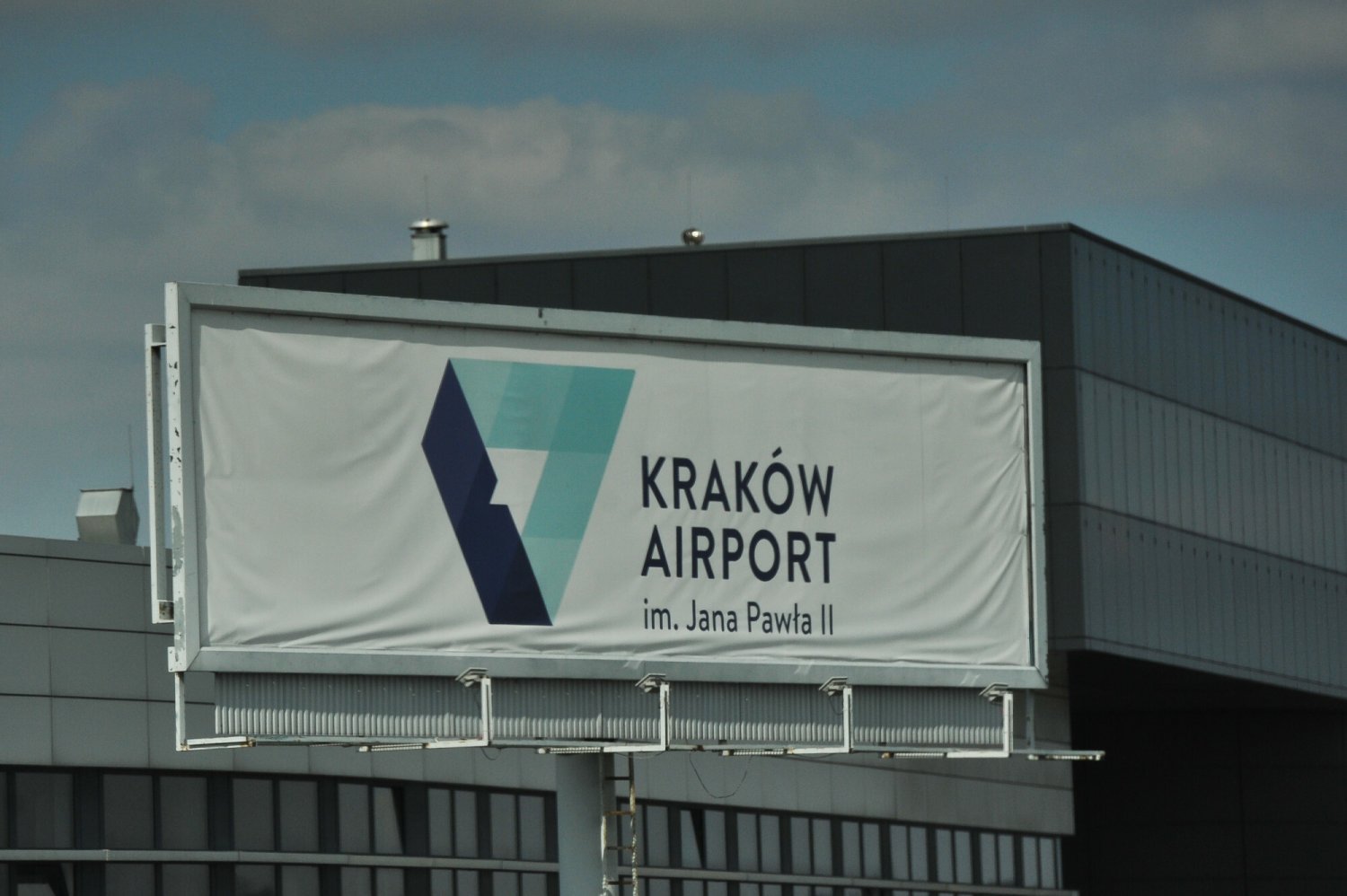 Alarm bombowy na pokładzie samolotu z Warszawy do Dubaju, maszyna musiała lądować w Krakowie.