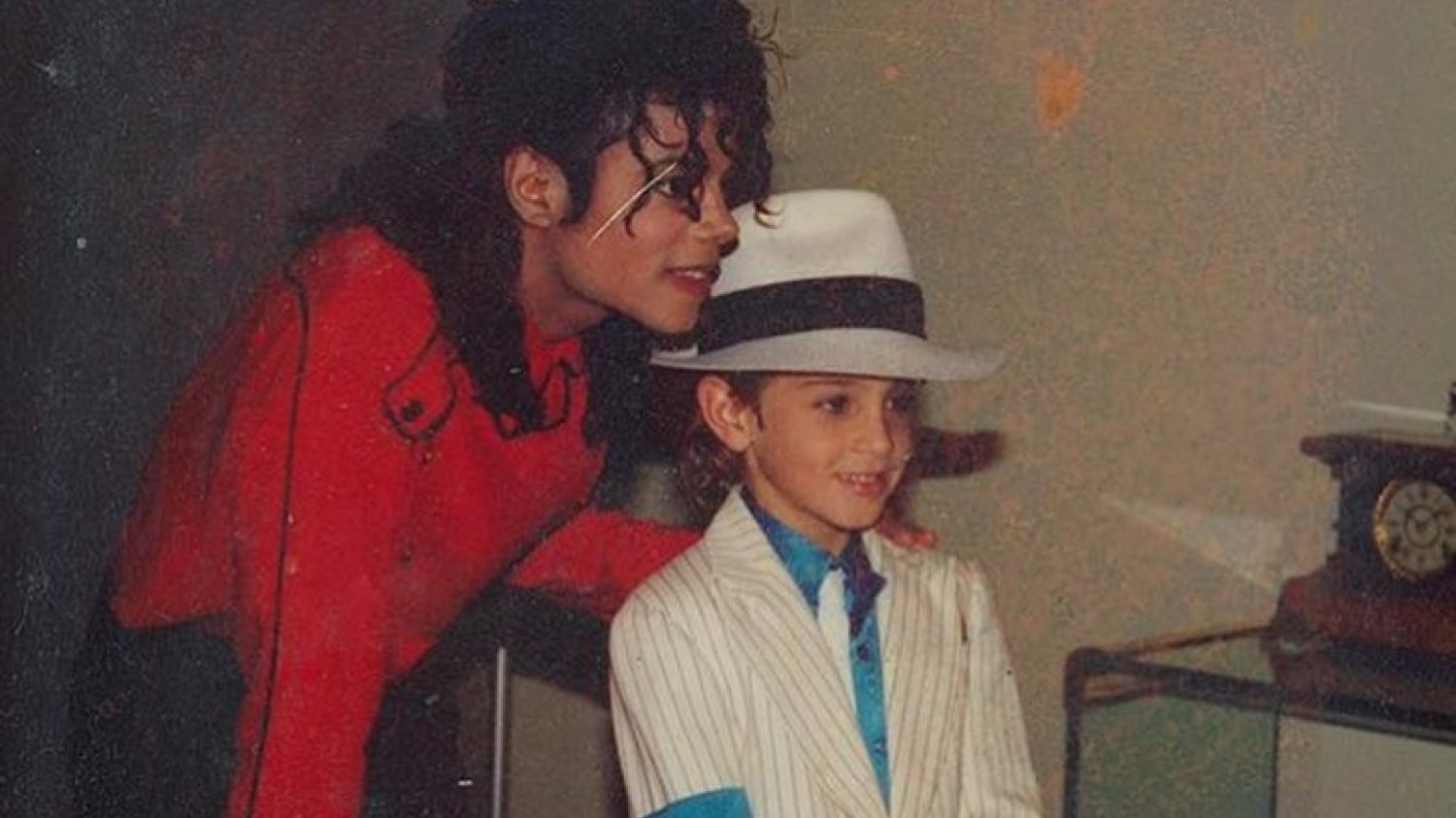 Film dokumentalny o Michaelu Jacksonie sugeruje, że piosenkarz molestował dzieci