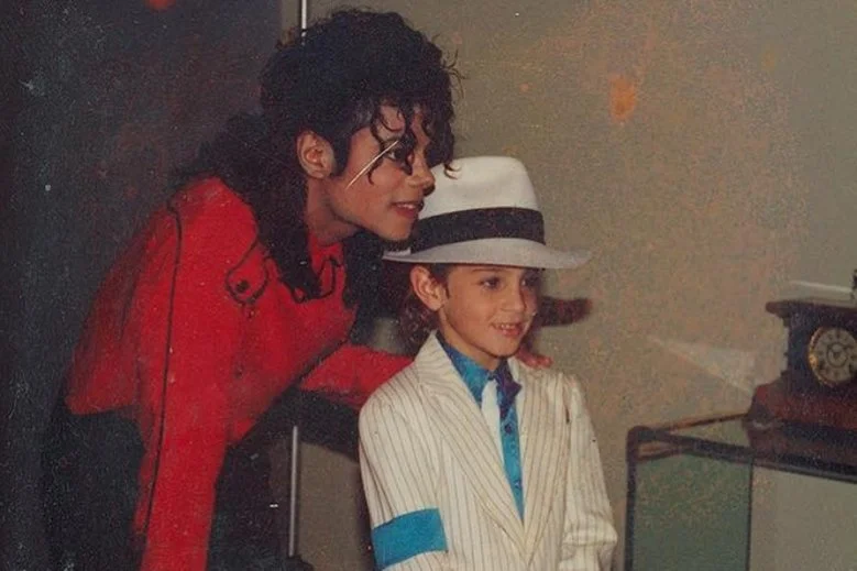 Film dokumentalny o Michaelu Jacksonie sugeruje, że piosenkarz molestował dzieci