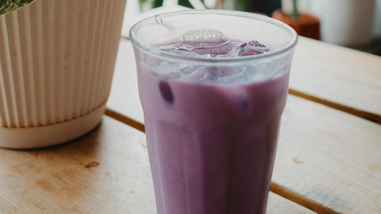 Ube to najnowszy hit w gastronomii. Fioletowa rewolucja dotarła do Polski i ma się dobrze Fioletowy napój Ube Latte