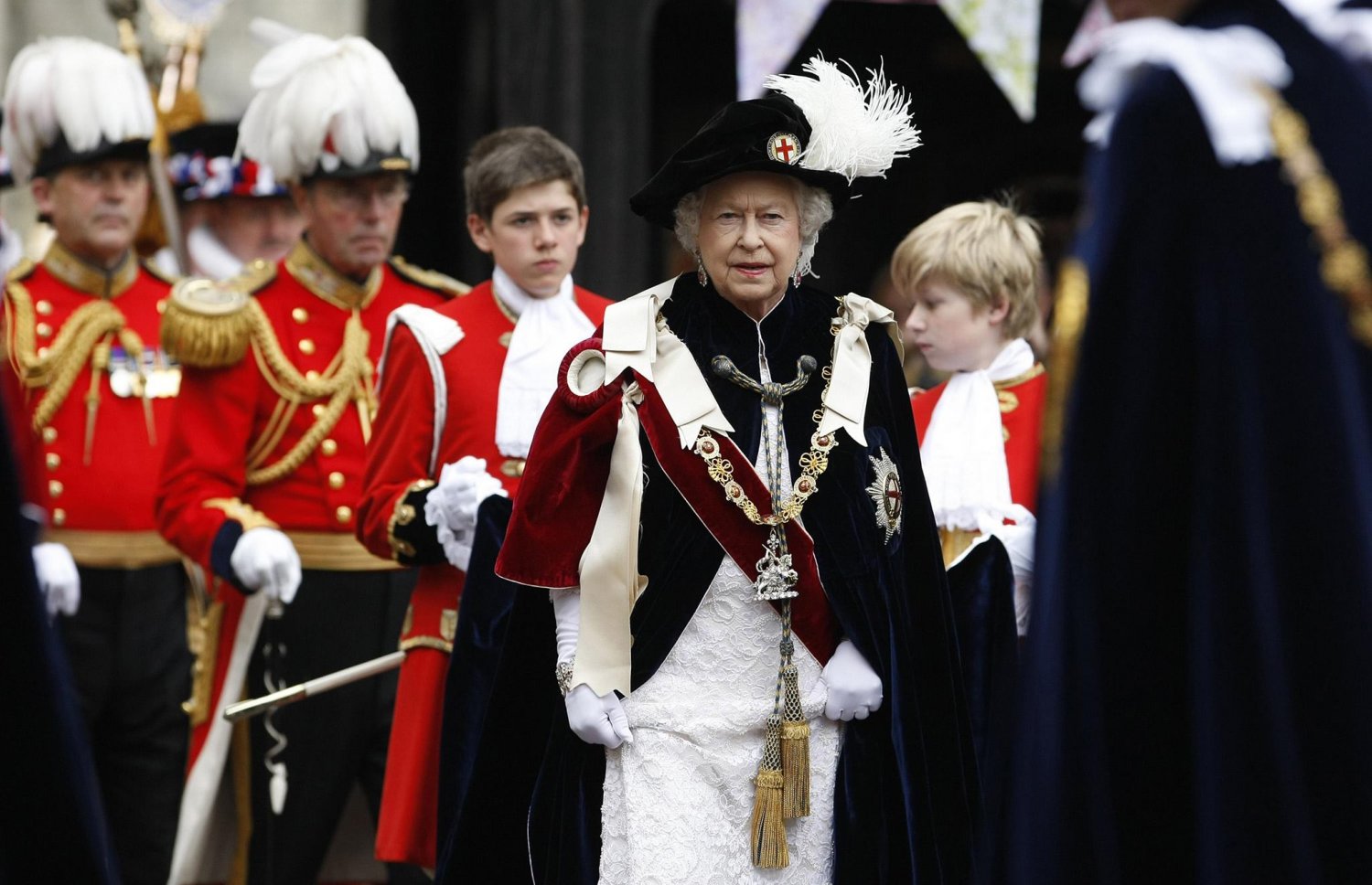 Epidemia koronawirusa dotarła już do Wielkiej Brytanii. Ze względu na wirusa SARS-CoV-2 królowa Elżbieta II naruszyła obowiązujące zwyczaje i podczas oficjalnej ceremonii i... zakryła dłonie rękawiczkami.