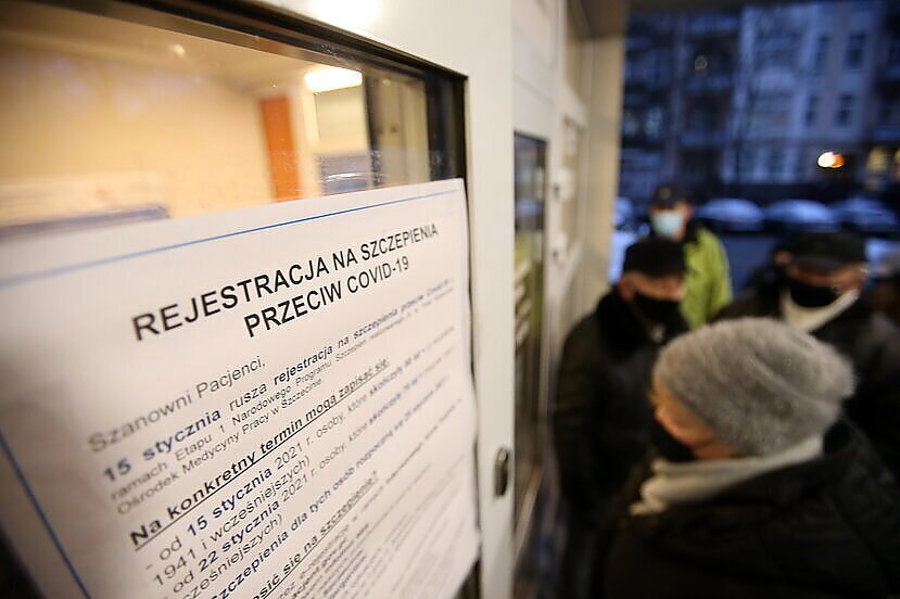 Zapisy na szczepienia covid-19: rejestracja przez telefon i internet [JAK?]