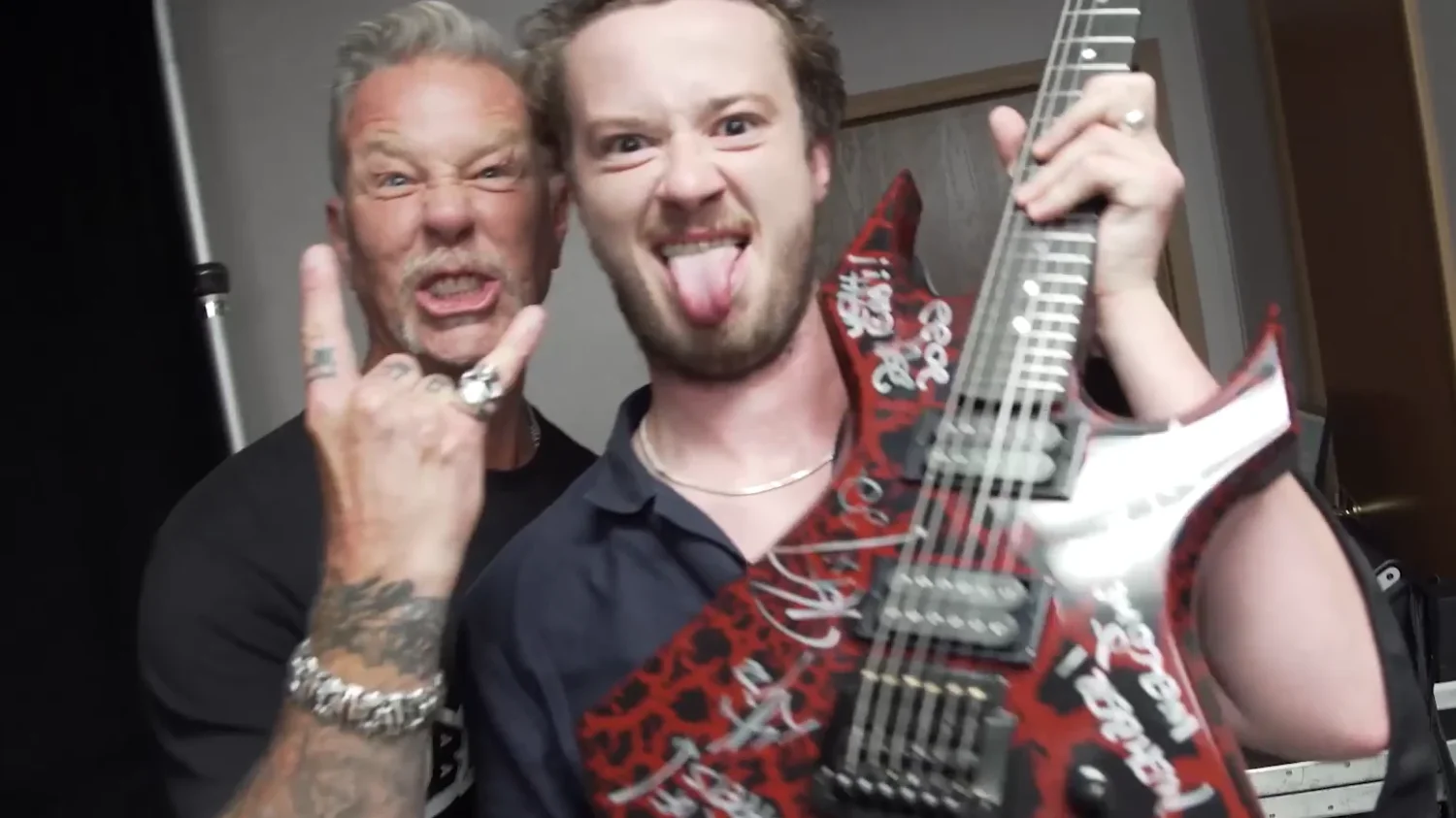 Metallica i Joseph Quinn James Hetfield z Metalliki i Joseph Quinn ze "Stranger Things" pozują z gitarą