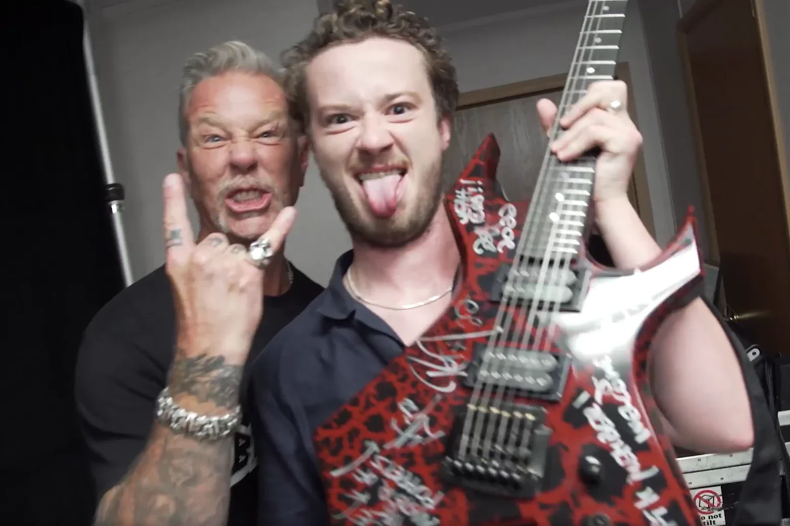 Metallica i Joseph Quinn James Hetfield z Metalliki i Joseph Quinn ze "Stranger Things" pozują z gitarą