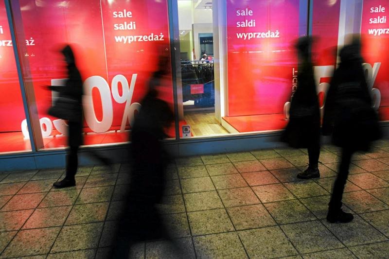 Świąteczne wyprzedaże to katorga nie tylko dla klientów. O wiele ciężej znoszą je ekspedienci obleganych sklepów.