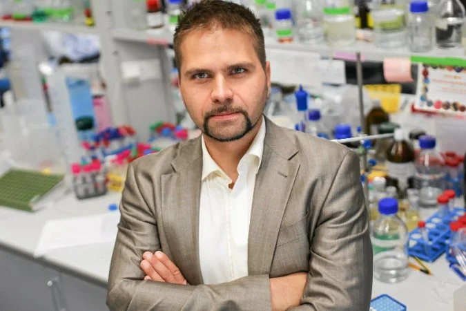 Agencja Badań Medycznych na zlecenie ministra zdrowia we współpracy z Małopolskim Centrum Biotechnologii UJ uruchamia ogólnopolskie badanie monitorujące zmienność genetyczną wirusa SARS-CoV-2 w Polsce. Profesor Krzysztof Pyrć liderem projektu. Agencja Badań Medycznych na zlecenie ministra zdrowia we współpracy z Małopolskim Centrum Biotechnologii UJ uruchamia ogólnopolskie badanie monitorujące zmienność genetyczną wirusa SARS-CoV-2 w Polsce. Profesor Krzysztof Pyrć liderem projektu.