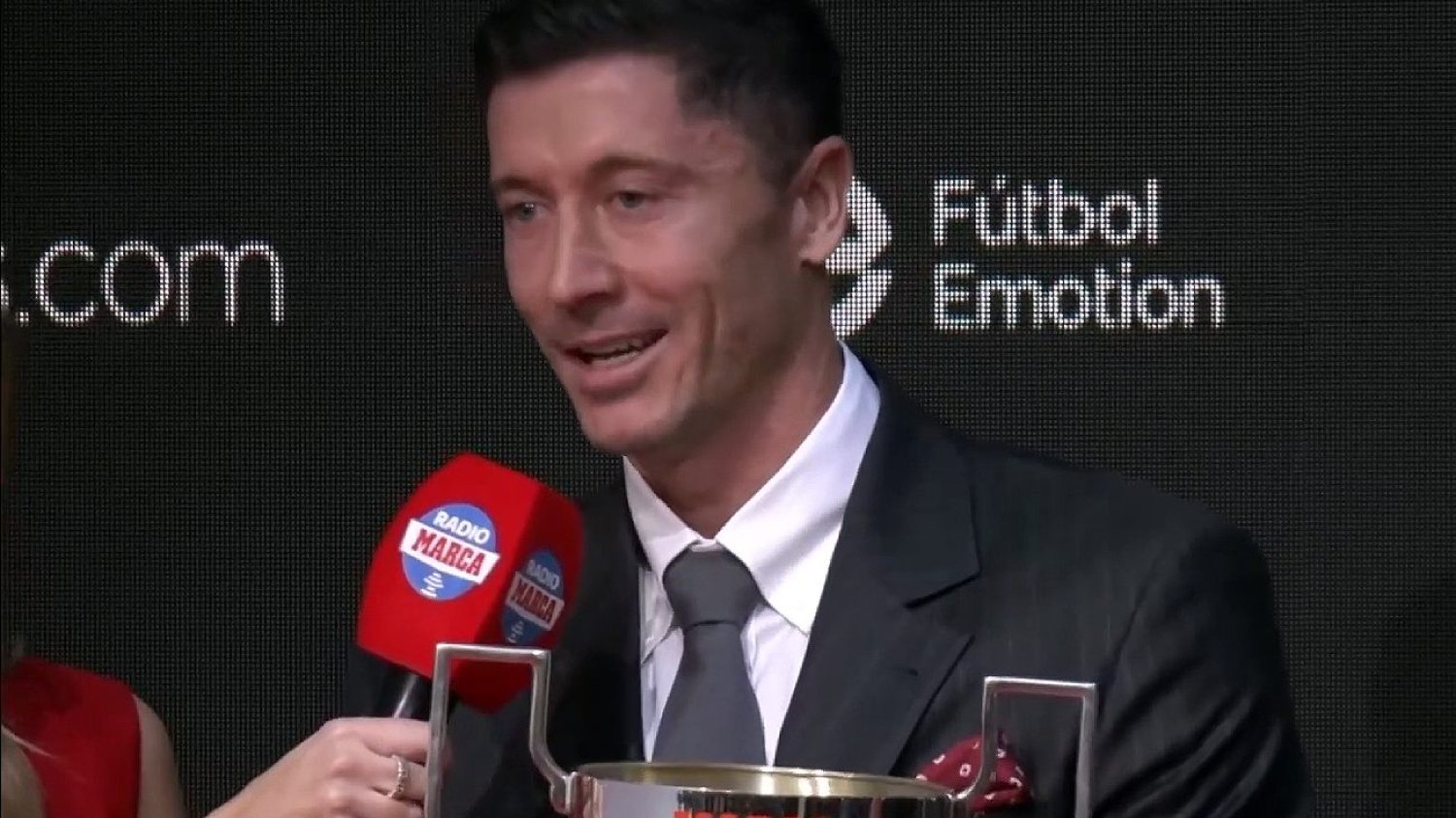 Robert Lewandowski mówiący po hiszpańsku