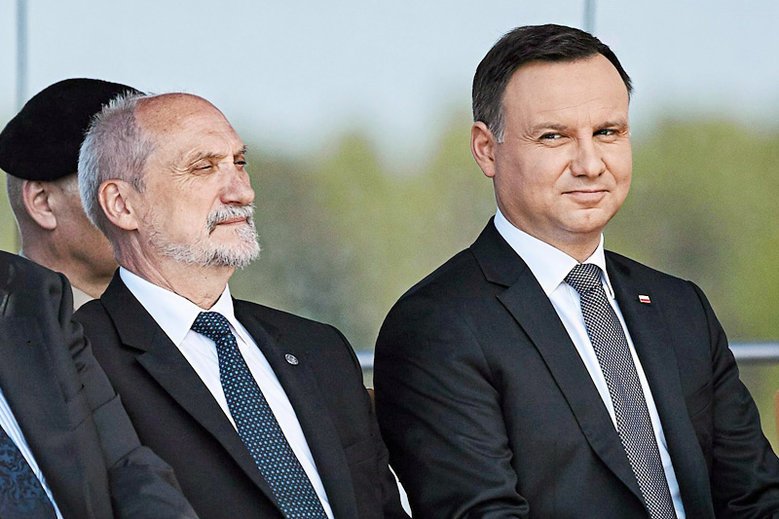 Prezydent i szef MON toczą spór, którego ofiarą jest polska armia.