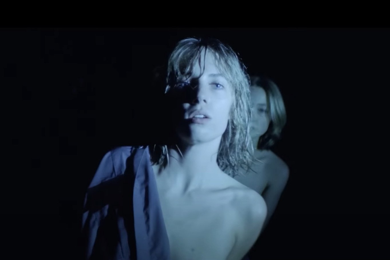 Maya Hawke w teledysku do "Thérèse"