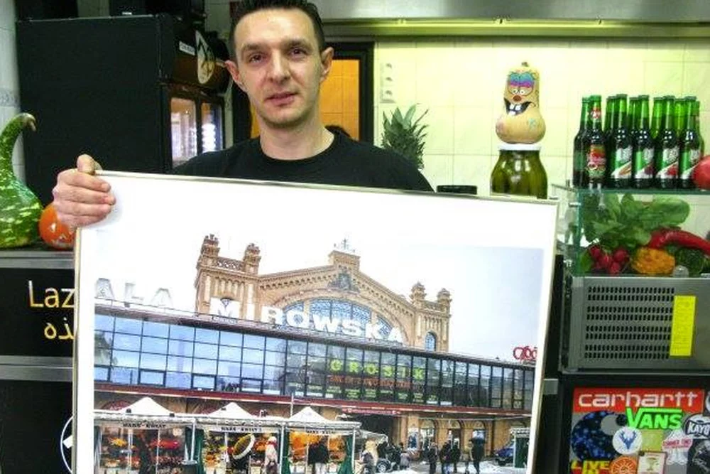 Mahmoud Raj sprzedawał falafele w hali Mirowskiej. Później otworzył niewielki bar. Dziś prowadzi w Warszawie dwie restauracje.