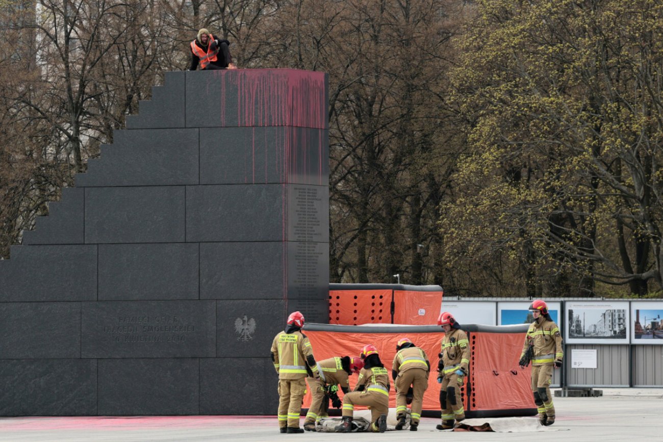 Pomnik Ofiar Katastrofy Smoleńskiej zniszczony. Aktywiści oblali go farbą.