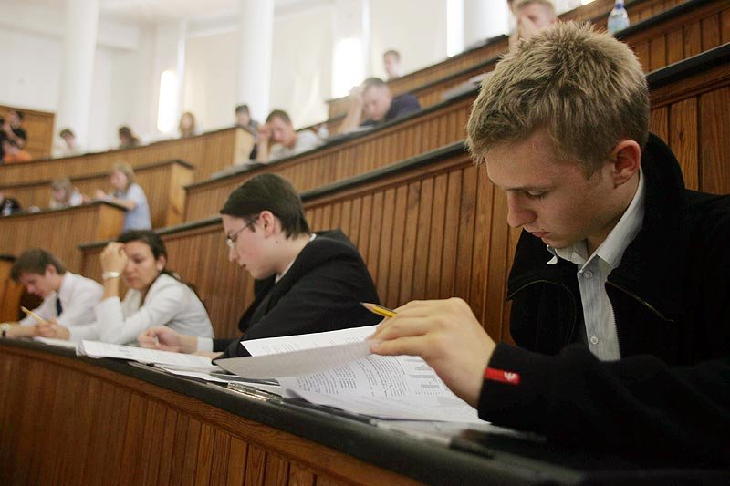 Studenci ściągają tak często, że jedynym sposobem na znalezienie ściąg jest przeszukanie? Tak uważa dr Aleksander Cieślinski z Uniwersytetu Wrocławskiego