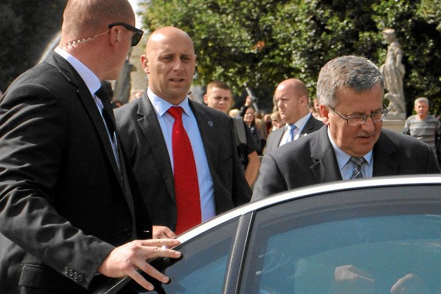 Na zdjęciu pracownik BOR-u i prezydent - podczas wizyty w Ogrodzie Saskim, gdzie Bronisław Komorowski wraz z małżonką czytał "Pana Tadeusza".