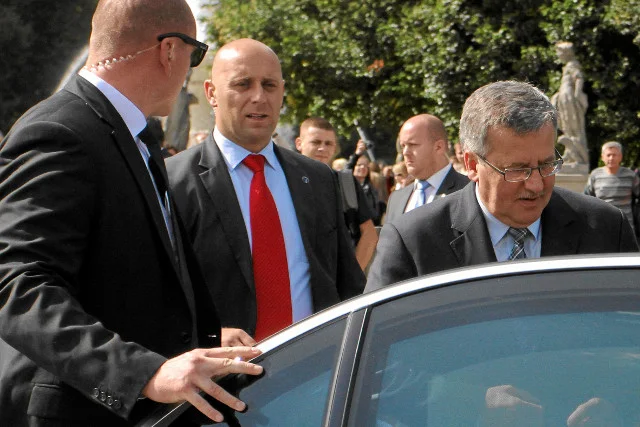 Na zdjęciu pracownik BOR-u i prezydent - podczas wizyty w Ogrodzie Saskim, gdzie Bronisław Komorowski wraz z małżonką czytał "Pana Tadeusza".
