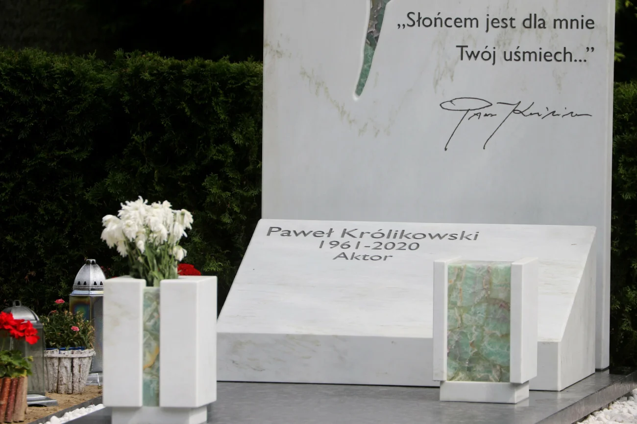 Grób Pawła Królikowskiego zaśmiecony. Karteczki z hasłami o "zbrodni smoleńskiej"